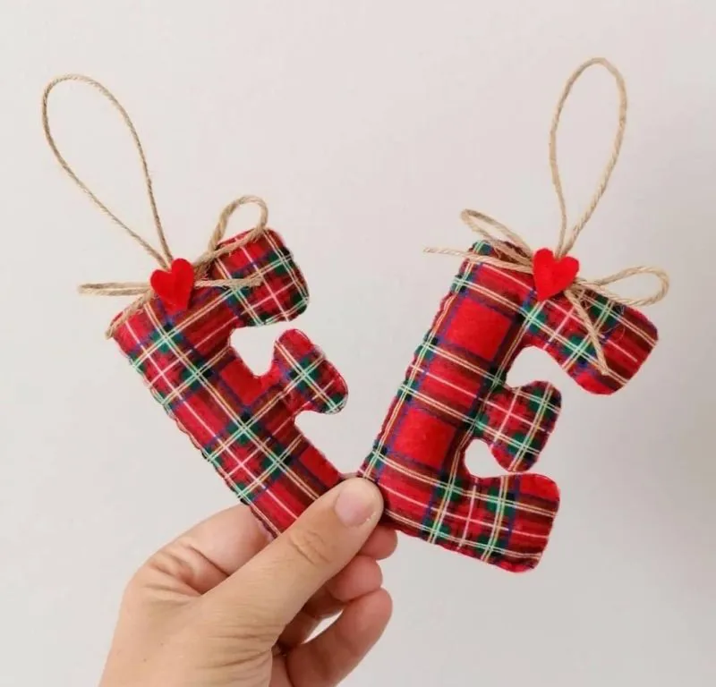 Lettera iniziale addobbo o chiudipacco tartan