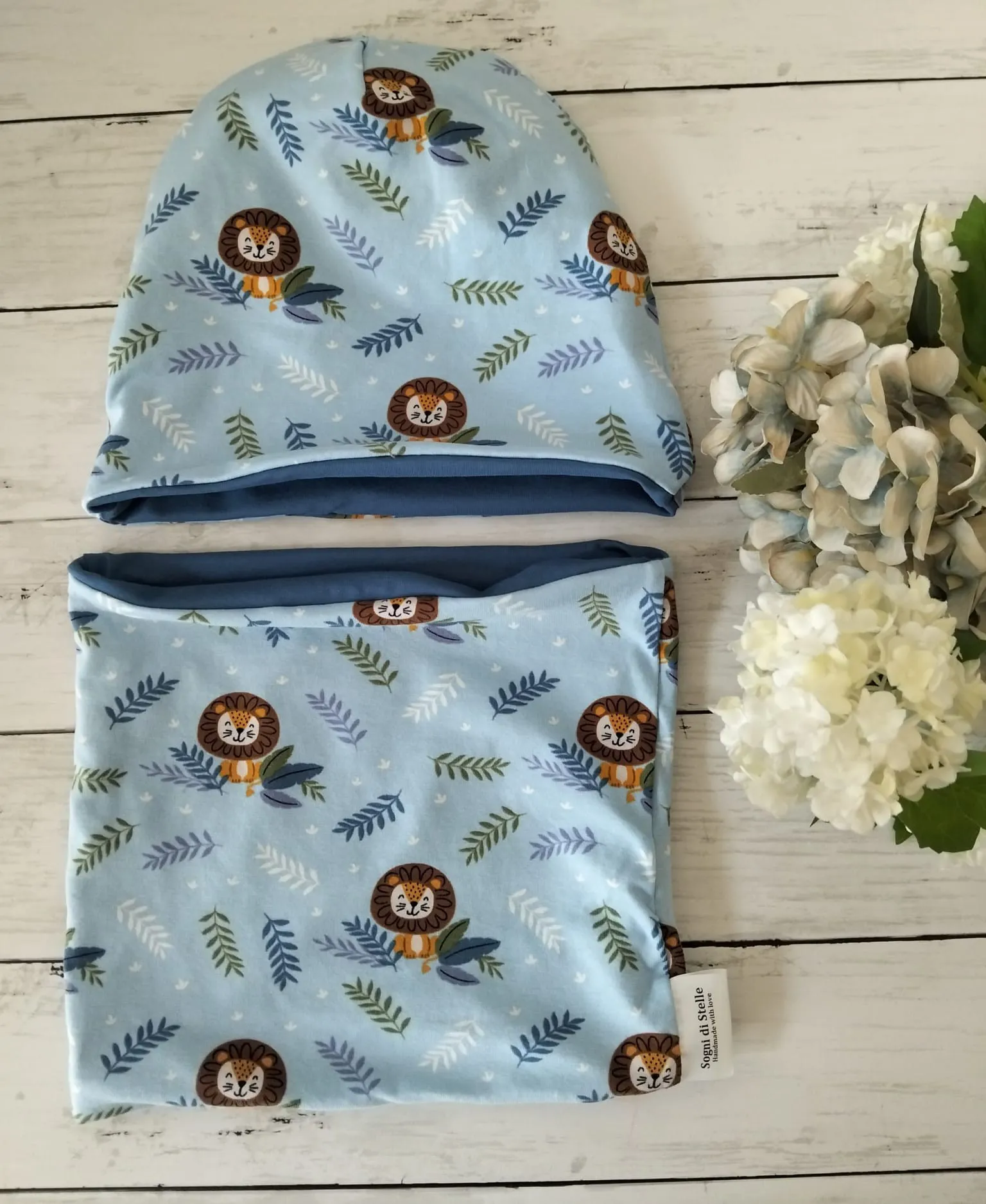 Set cappellino e scaldacollo versione LEONI