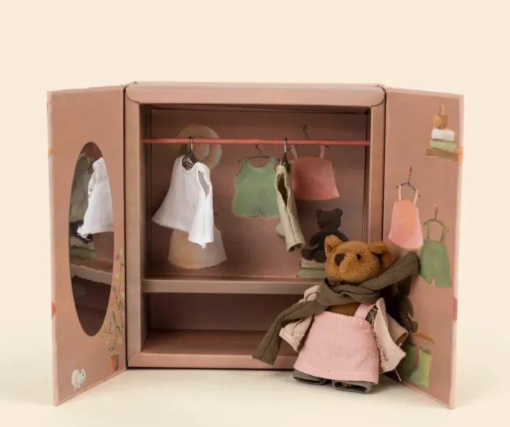 Armadio in legno con orso 