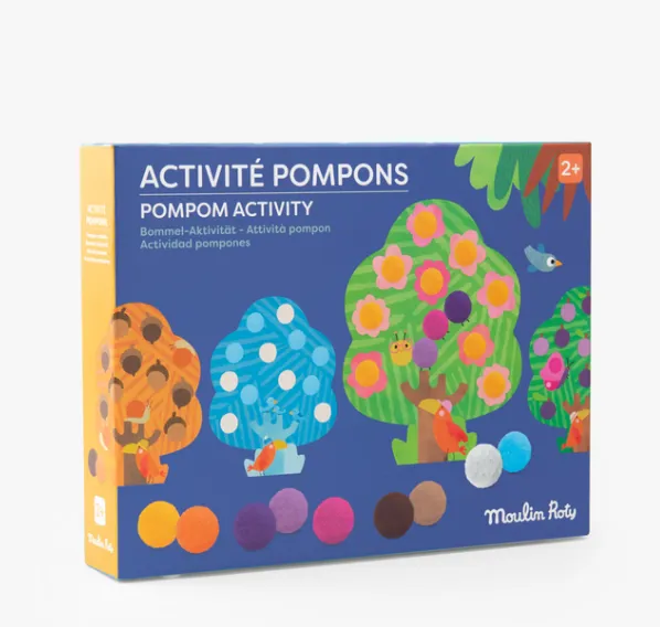 Gioco creativo con i pom-pom sugli alberi
