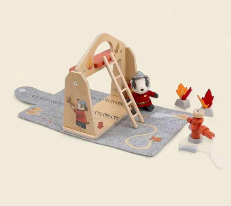 Caserma dei pompieri con un amico in miniatura